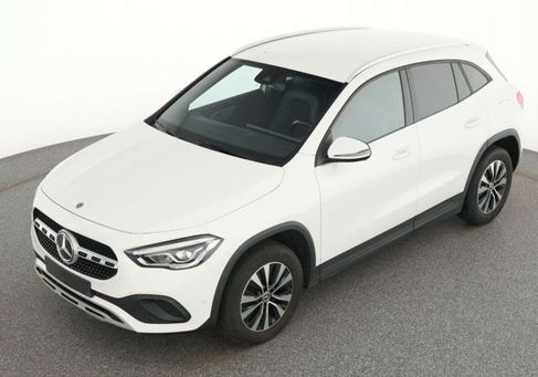 Mercedes-Benz GLA 200, 2021