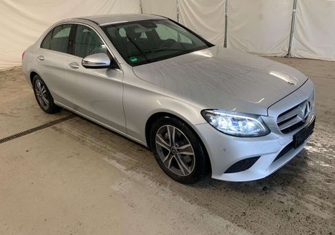 Mercedes-Benz 220, 2019