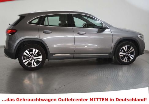 Mercedes-Benz GLA 180, 2022