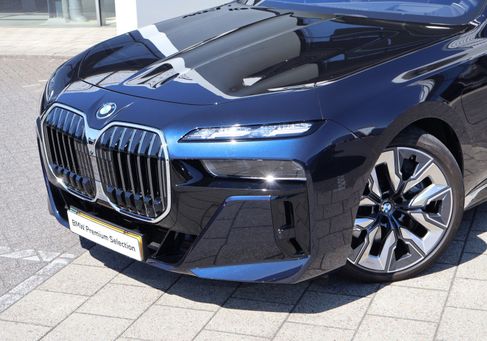 BMW 750, 2025