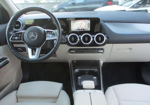 Mercedes-Benz GLA 200, 2022