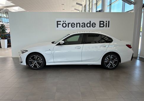 BMW 330, 2025